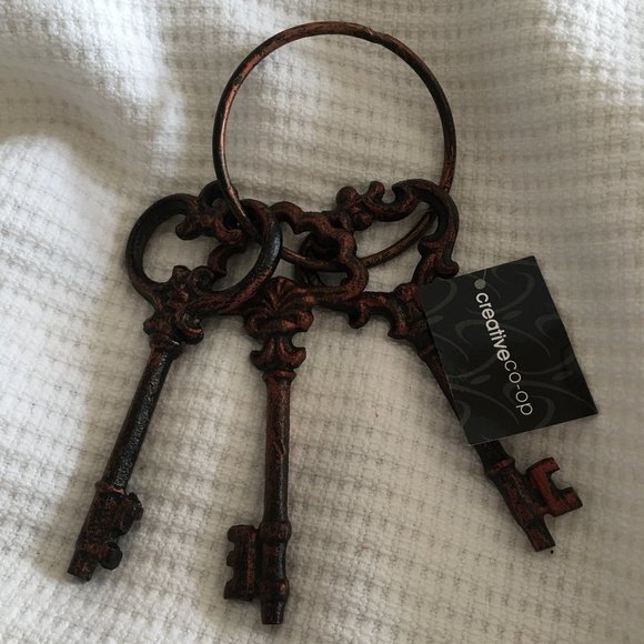 Bronzed Jailer's Keys - Picture 1 of 6